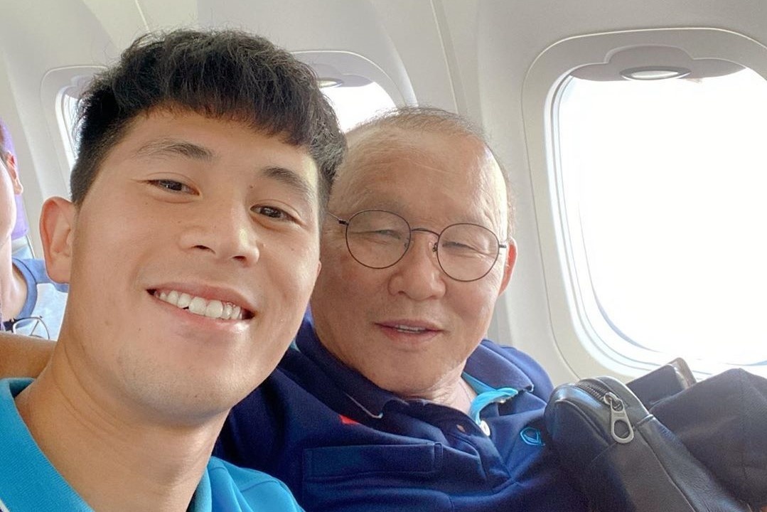 Dinh Trong rang ro canh thay Park tren may bay toi Bangkok hinh anh