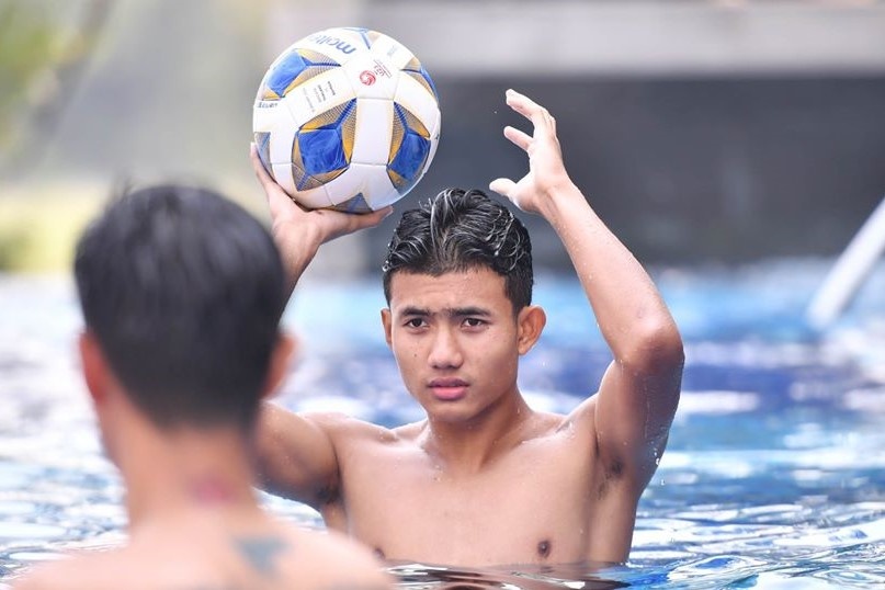 Cau thu U23 Thai Lan thu gian o be boi sau khi vao tu ket giai chau A hinh anh