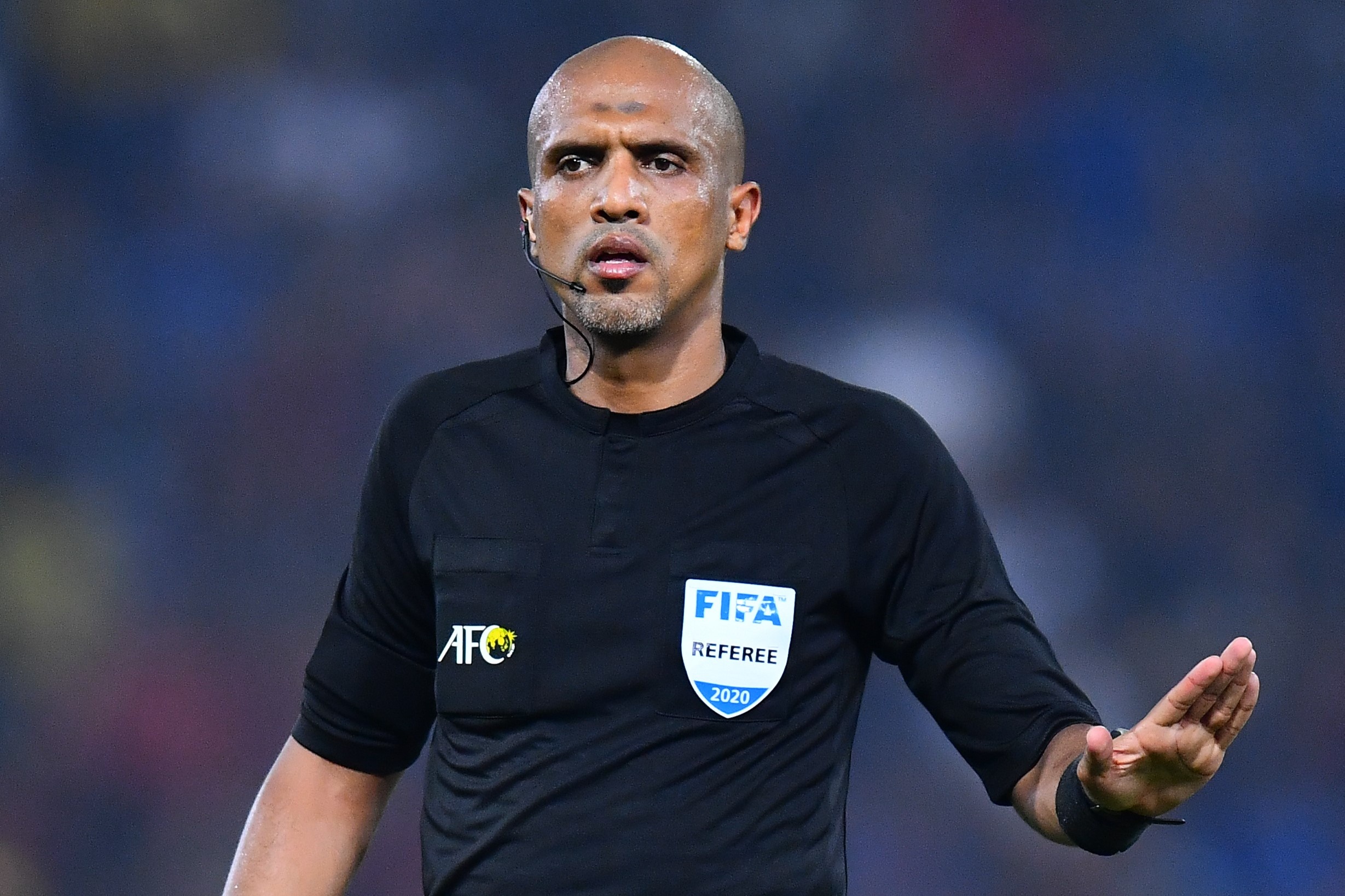 Trong tai dieu khien tran U23 Thai Lan khoa trang ca nhan hinh anh