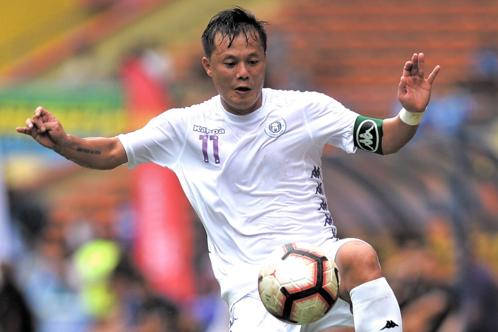 CLB Ha Noi thua 0-2 trong tran dau bi huy vi mua lon hinh anh