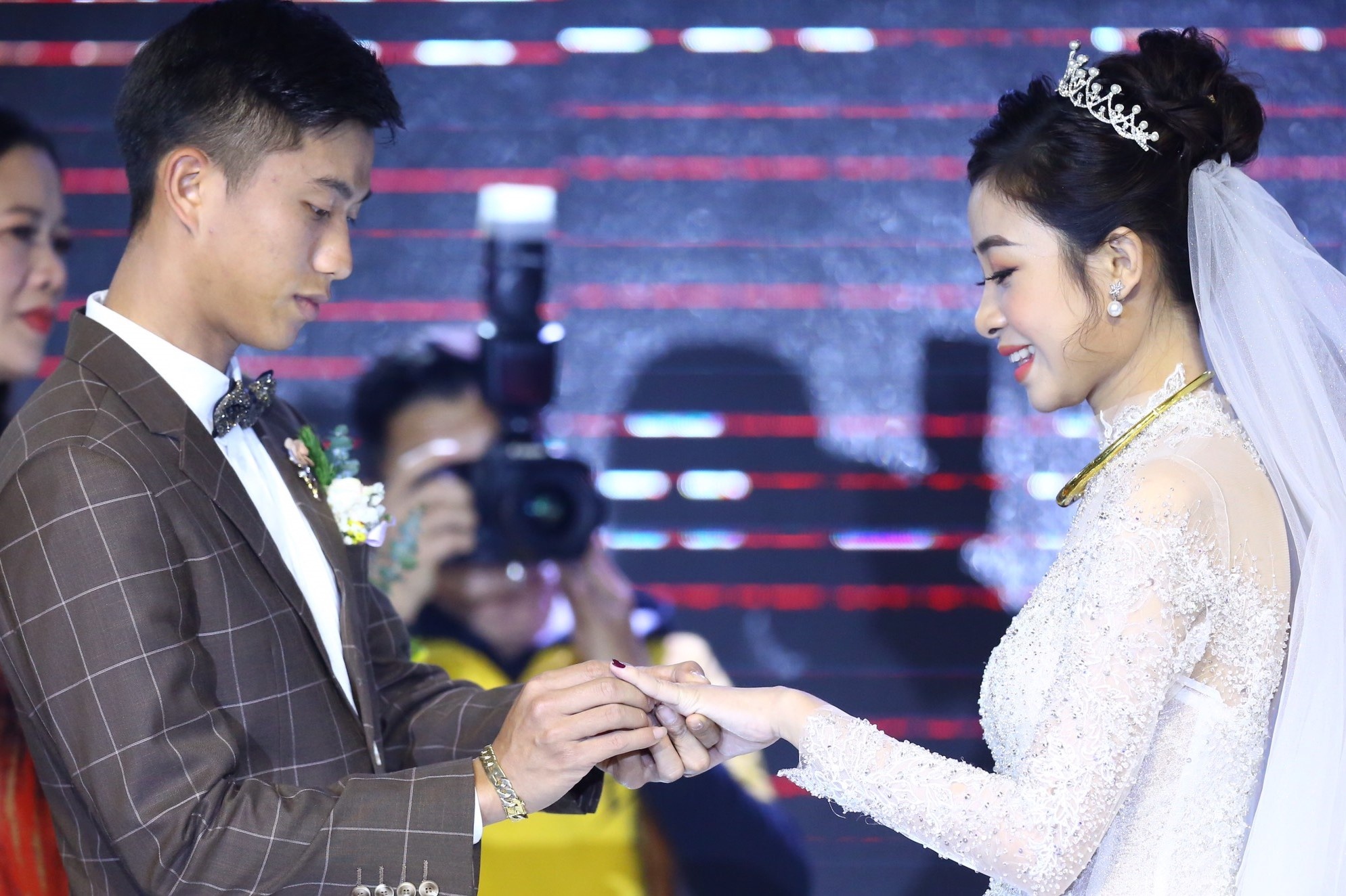 Phan Van Duc trao nhan cuoi cho Nhat Linh trong buoi hon le hinh anh