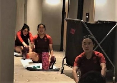 Tuyen nu Trung Quoc tap o hanh lang khach san vi bi cach ly hinh anh