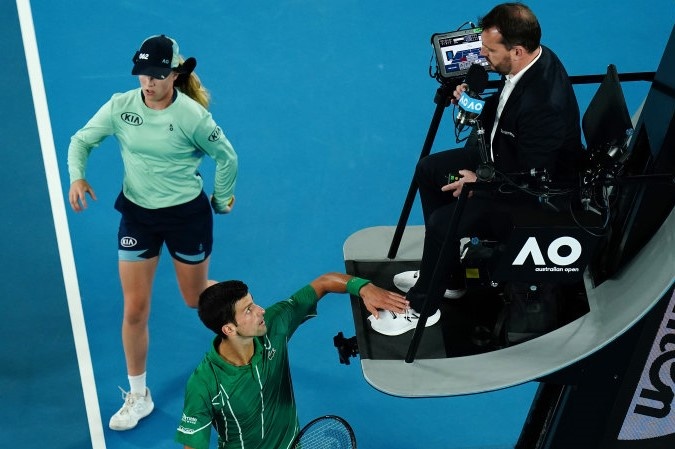 Djokovic doi dien an phat nang vi mia mai trong tai o chung ket hinh anh