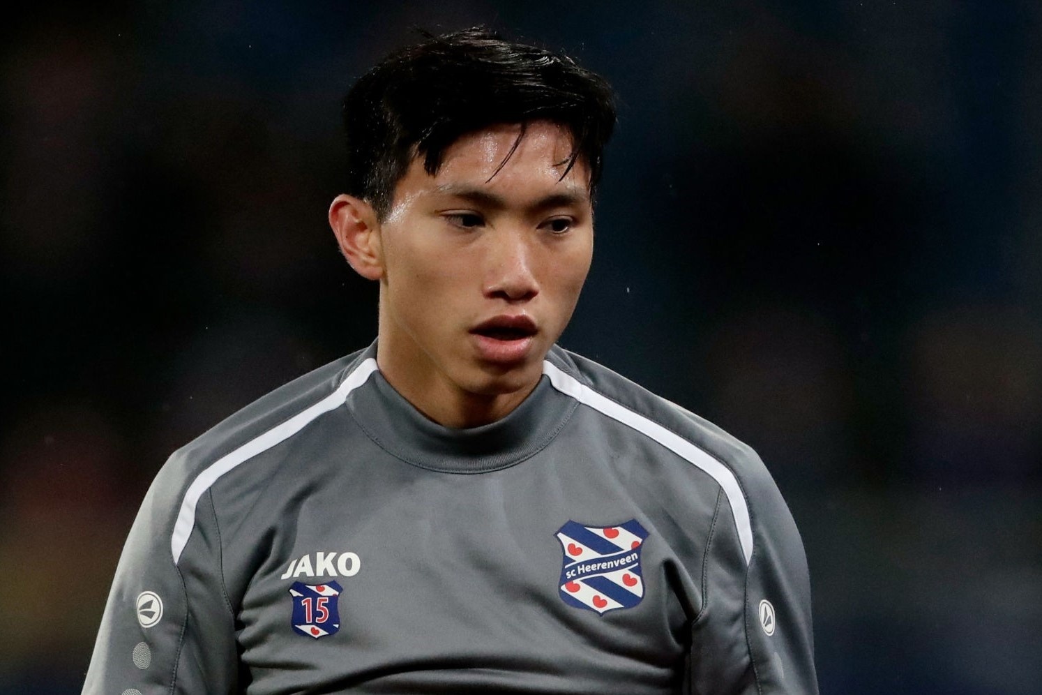 'Van Hau dang no luc de co suat o doi hinh mot Heerenveen' hinh anh