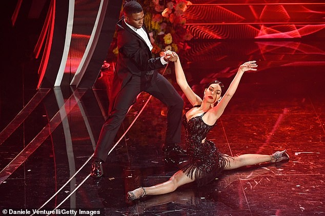 ban gai Ronaldo quyen ru anh 1