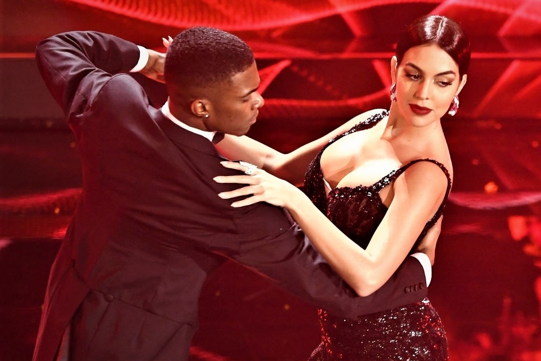 Ban gai Ronaldo noi bat tai le hoi am nhac Sanremo hinh anh