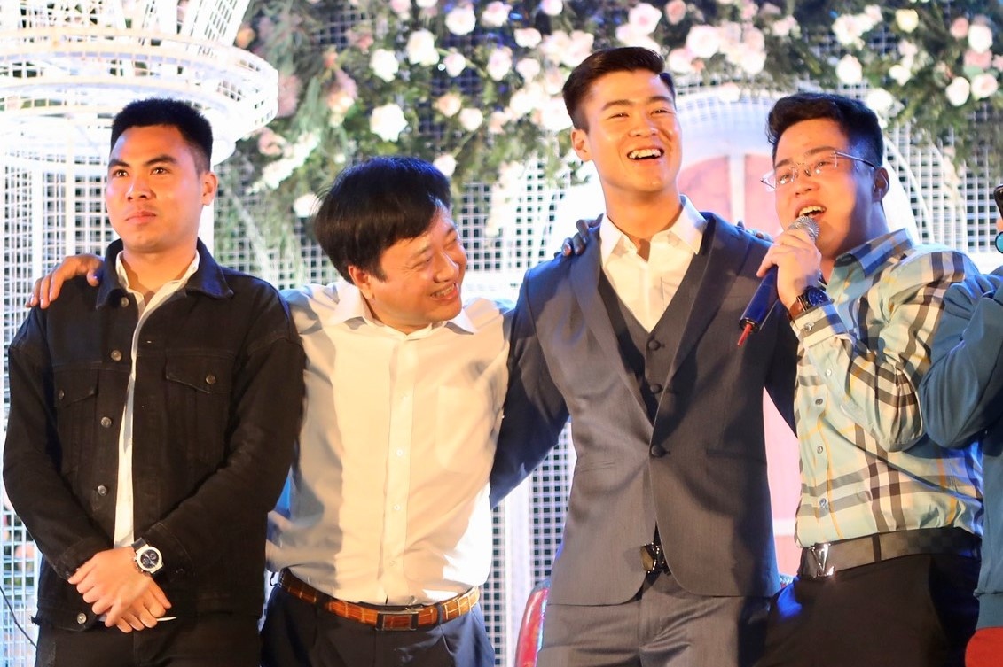 Chu re Duy Manh keo Duc Huy len san khau hat mung hanh phuc hinh anh