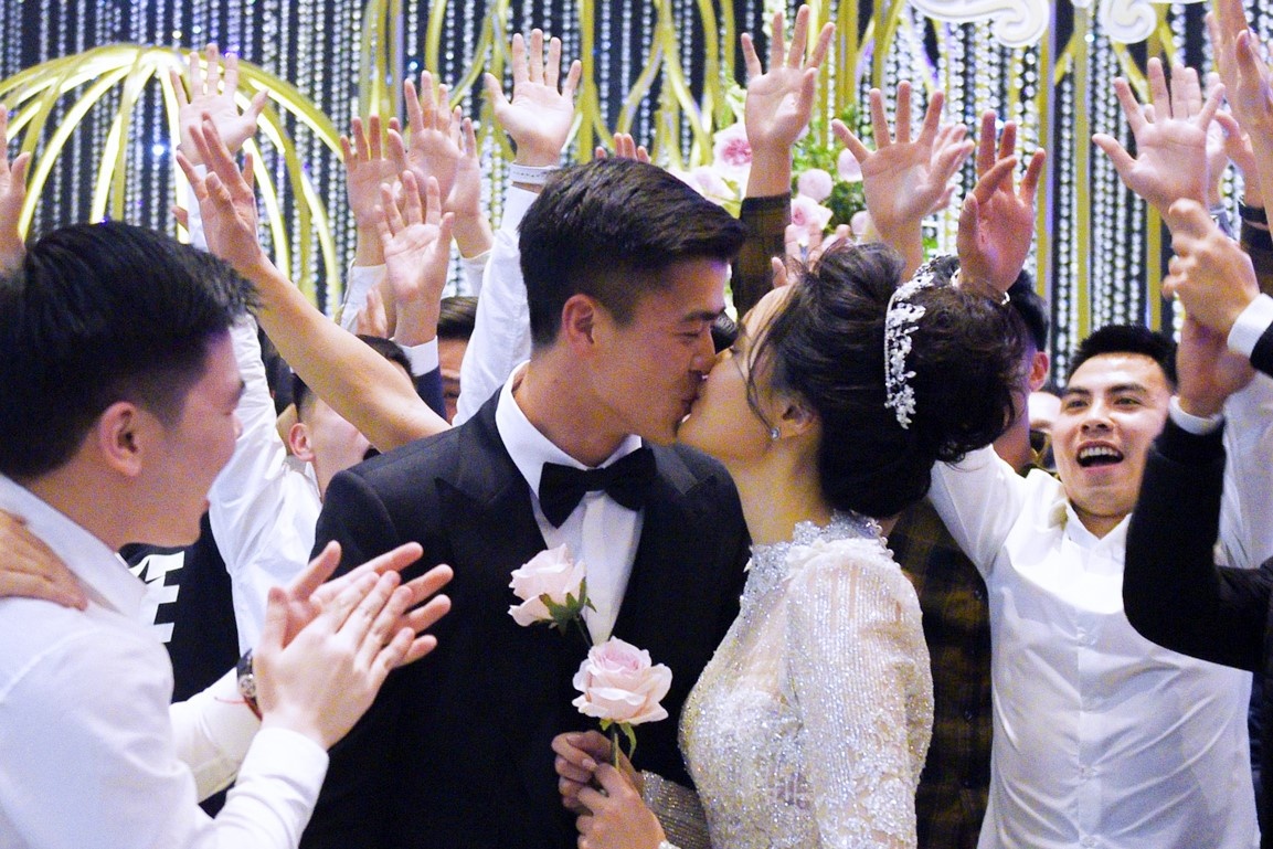 Duy Manh hon Quynh Anh giua dan cau thu Ha Noi o khach san 5 sao hinh anh