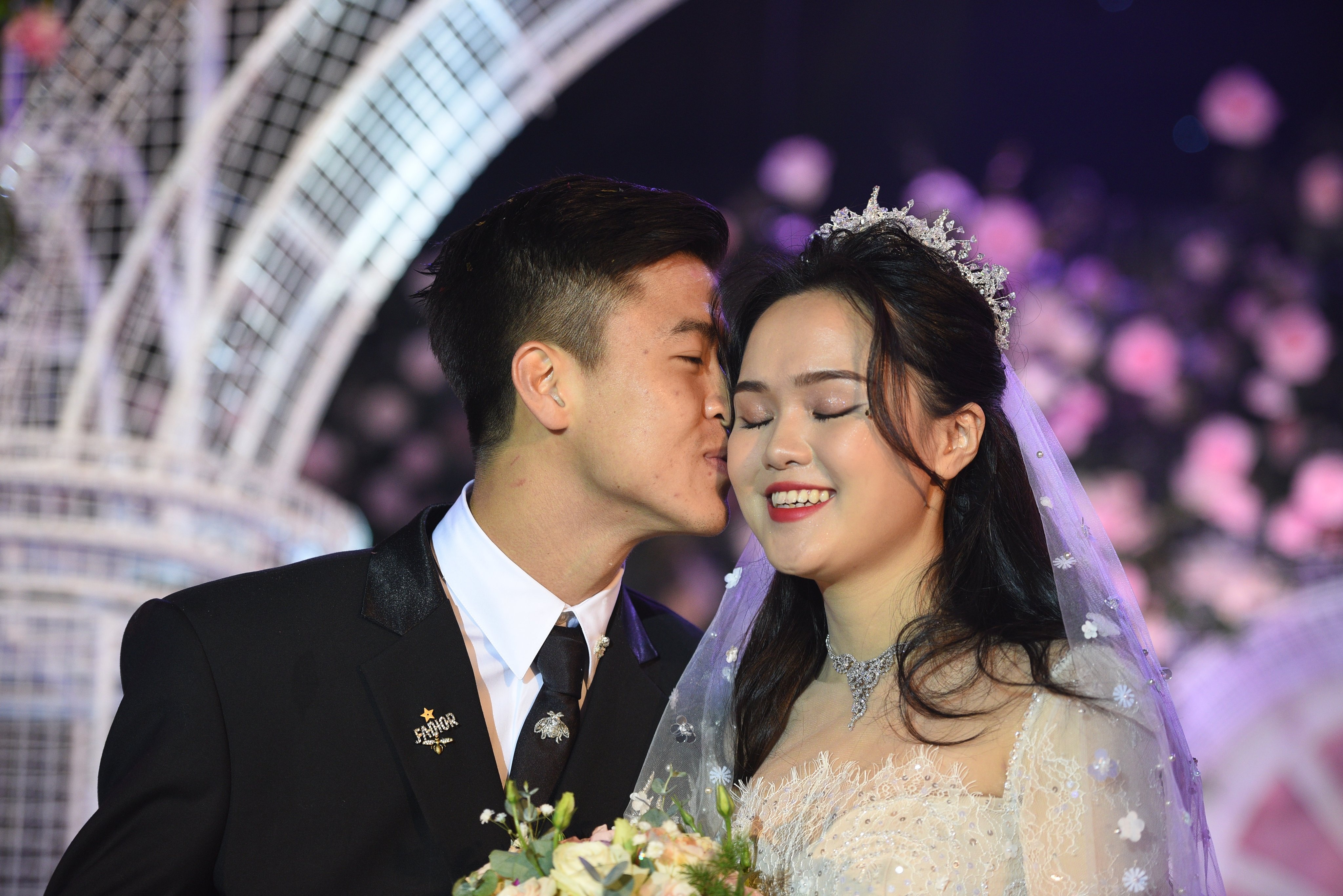 Duy Manh hon Quynh Anh tai le duong cuoi hinh anh