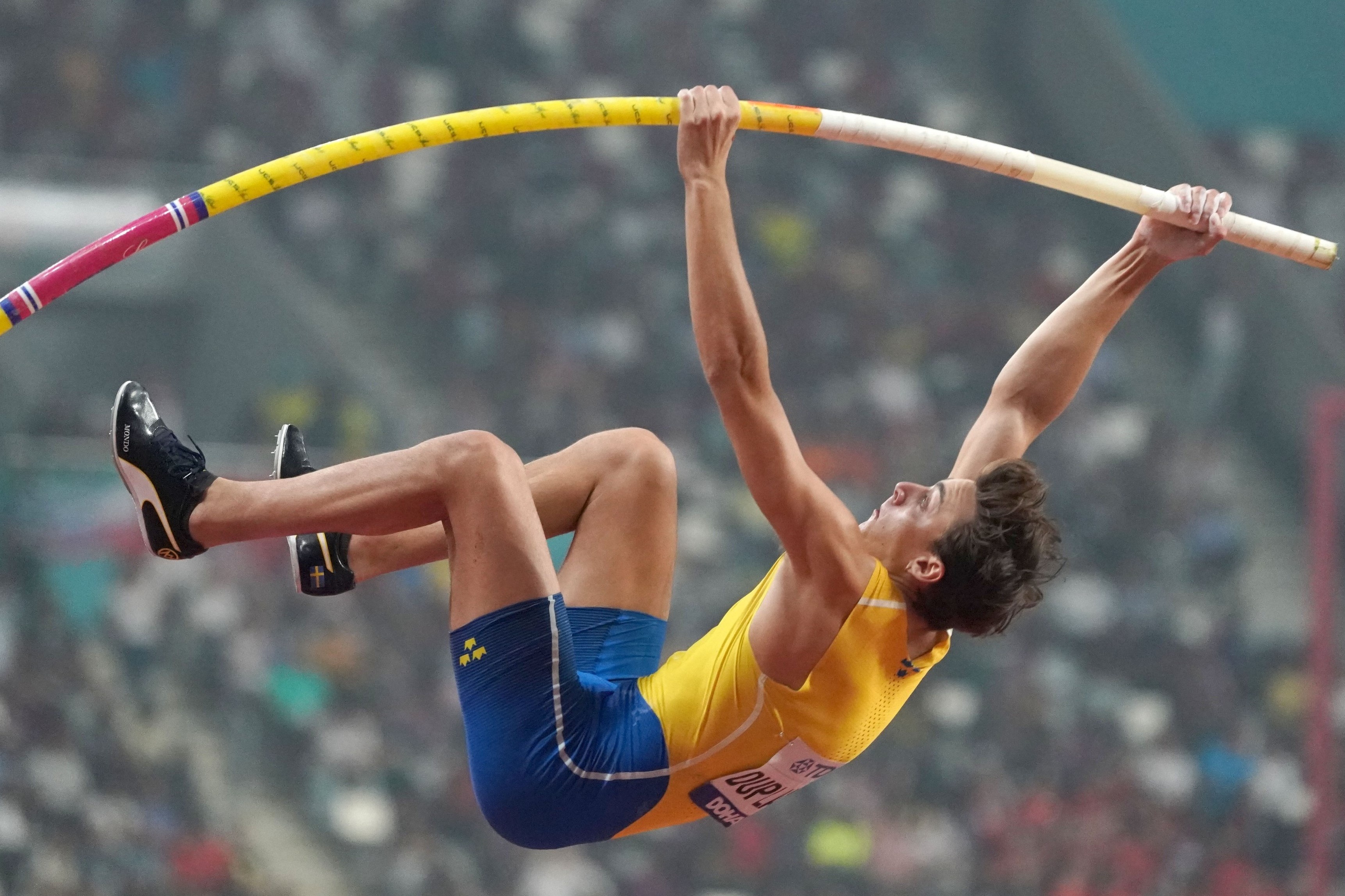 Duplantis pha ky luc the gioi nhay sao voi muc xa 6,17 m hinh anh