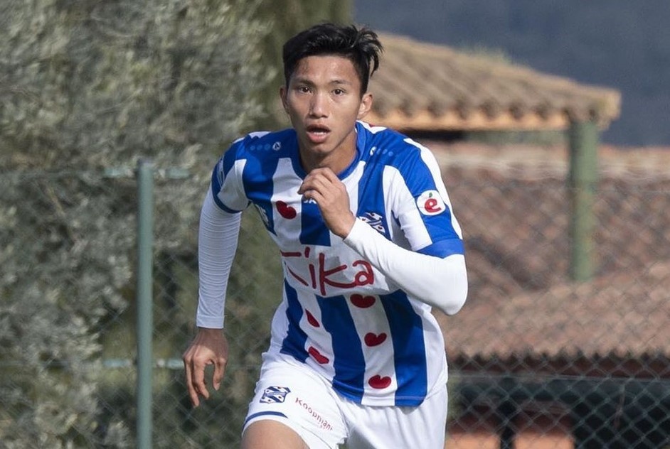 Van Hau da tron 90 phut trong tran thang cua Jong Heerenveen hinh anh