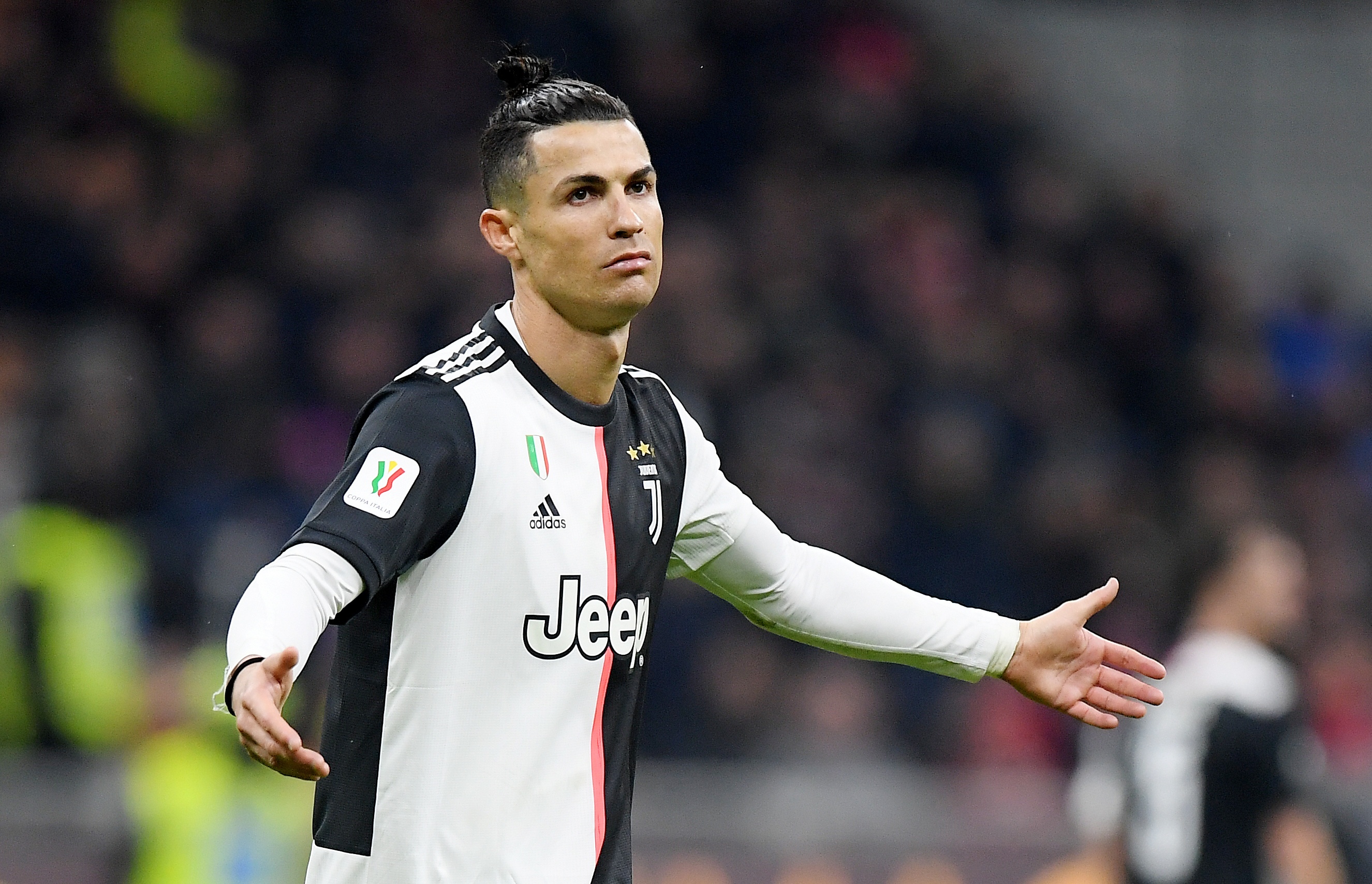 Ronaldo lap cong trong ngay doi dau Ibrahimovic hinh anh