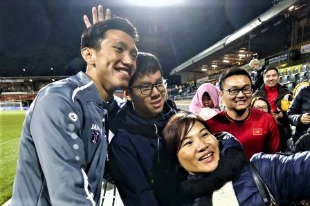 Van Hau chup anh voi nguoi ham mo truoc tran gap Vitesse hinh anh