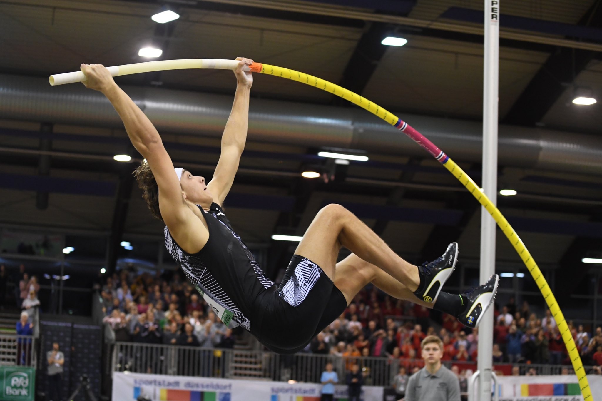 Duplantis pha 2 ky luc the gioi trong mot tuan hinh anh