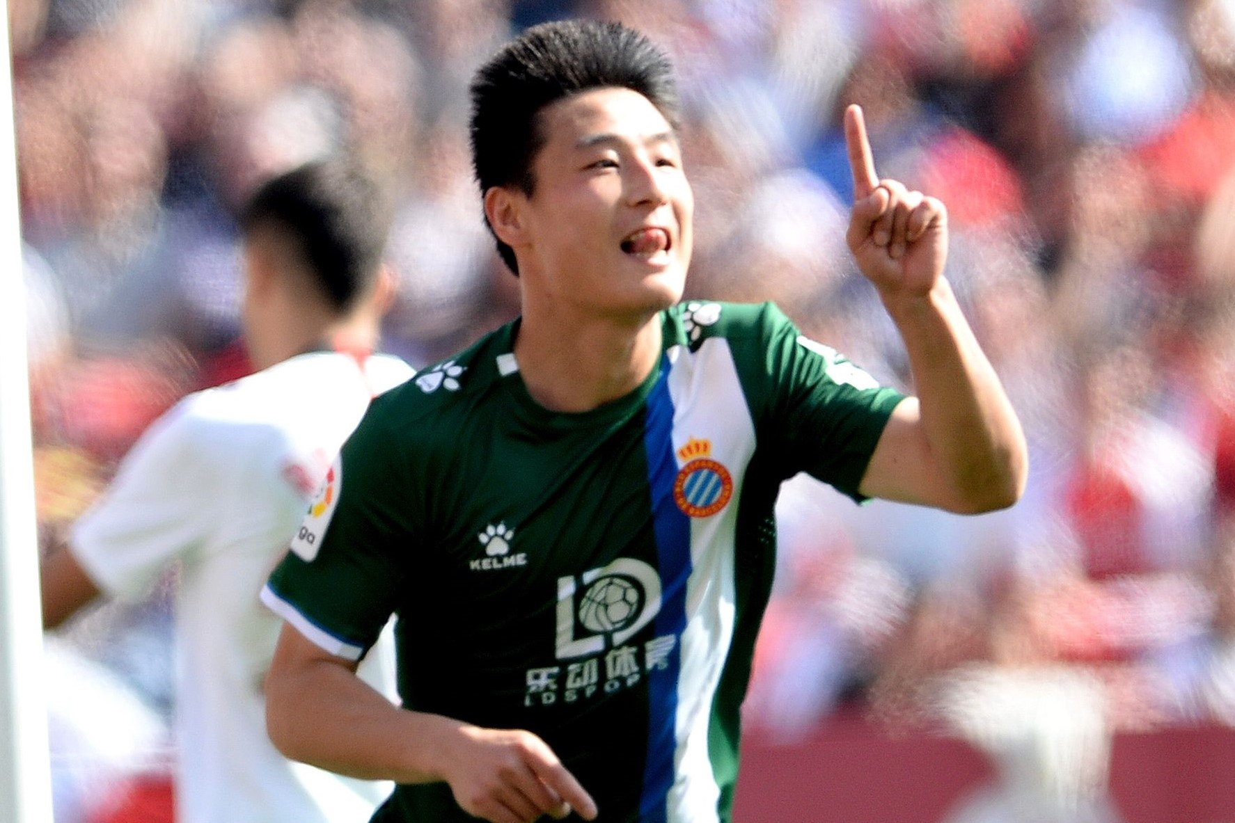 Wu Lei ghi ban, lap them cot moc moi tai La Liga hinh anh