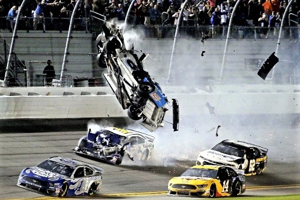 Xe dua bay len khong trung sau va cham manh tai Daytona 500 hinh anh