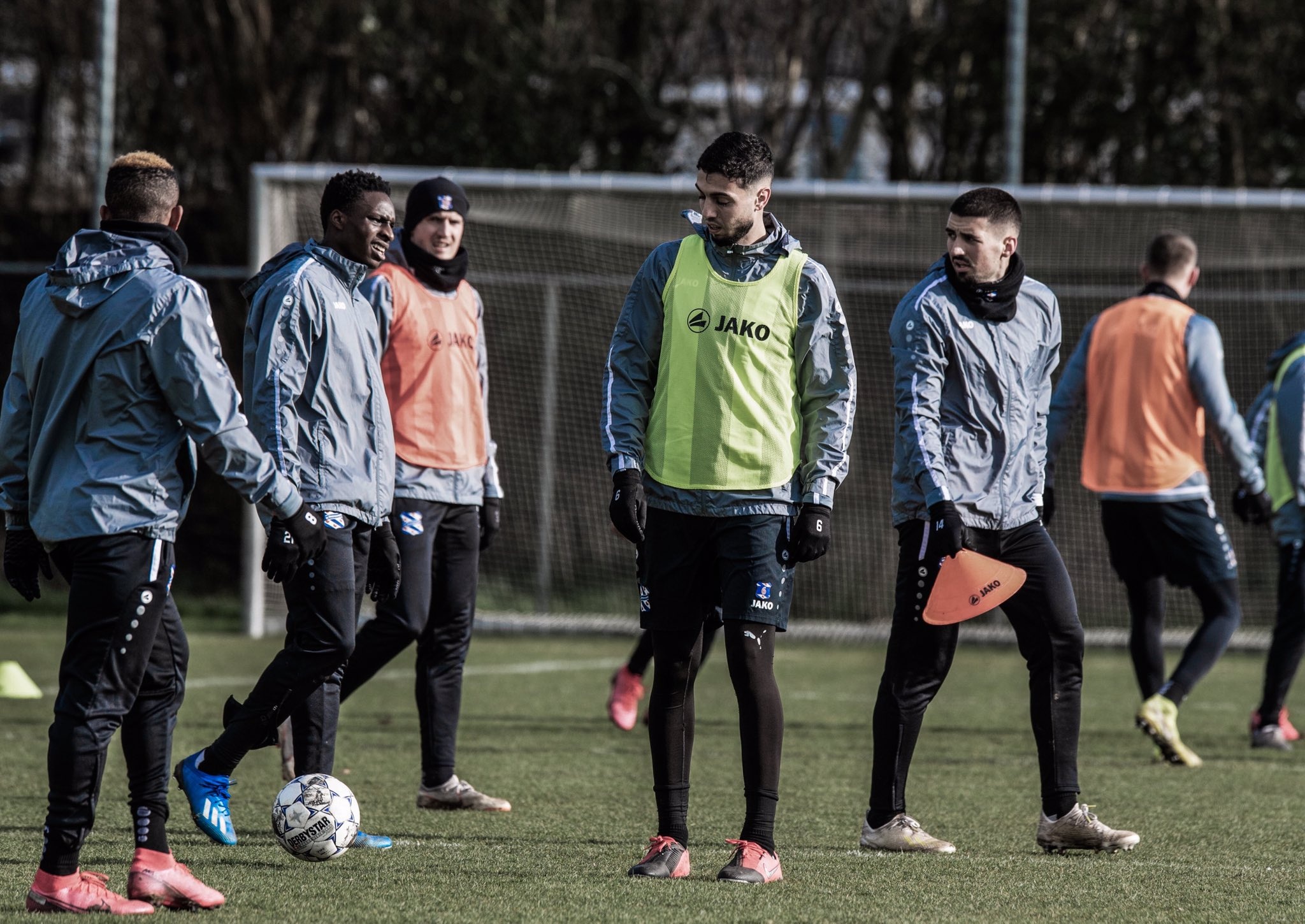 Van Hau tap luyen anh 1