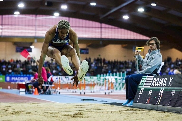 Cu nhay giup Rojas pha ky luc the gioi hinh anh