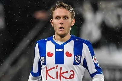 Cuu cau thu Barca khong phuc cach dung nguoi cua HLV Heerenveen hinh anh