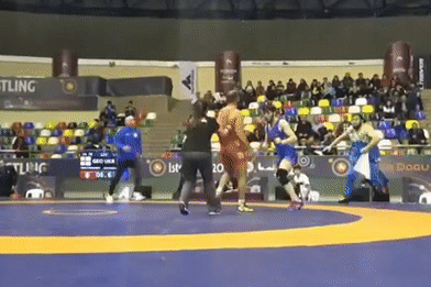 Do vat bi huan luyen vien knock-out tren san dau hinh anh