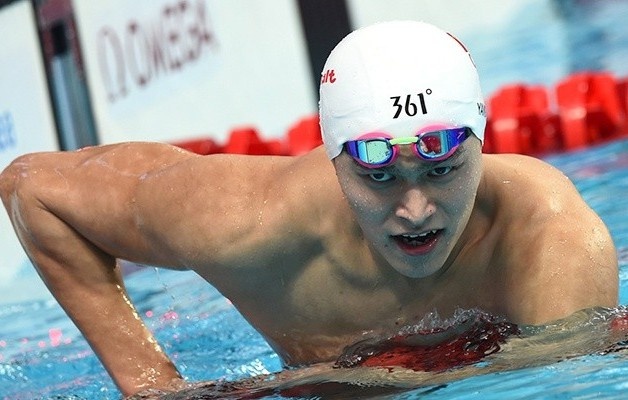 Sun Yang tung bang chung moi ve giam sat vien la cong nhan xay dung hinh anh