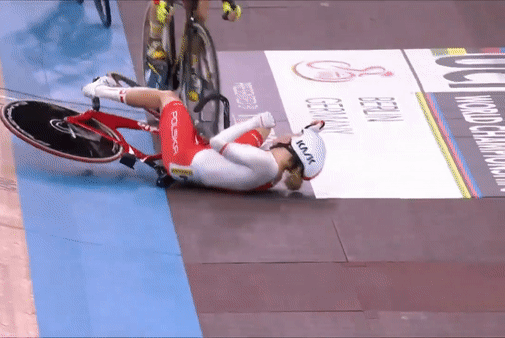 Nu cua-ro bi xe doi thu tong trung mat hinh anh