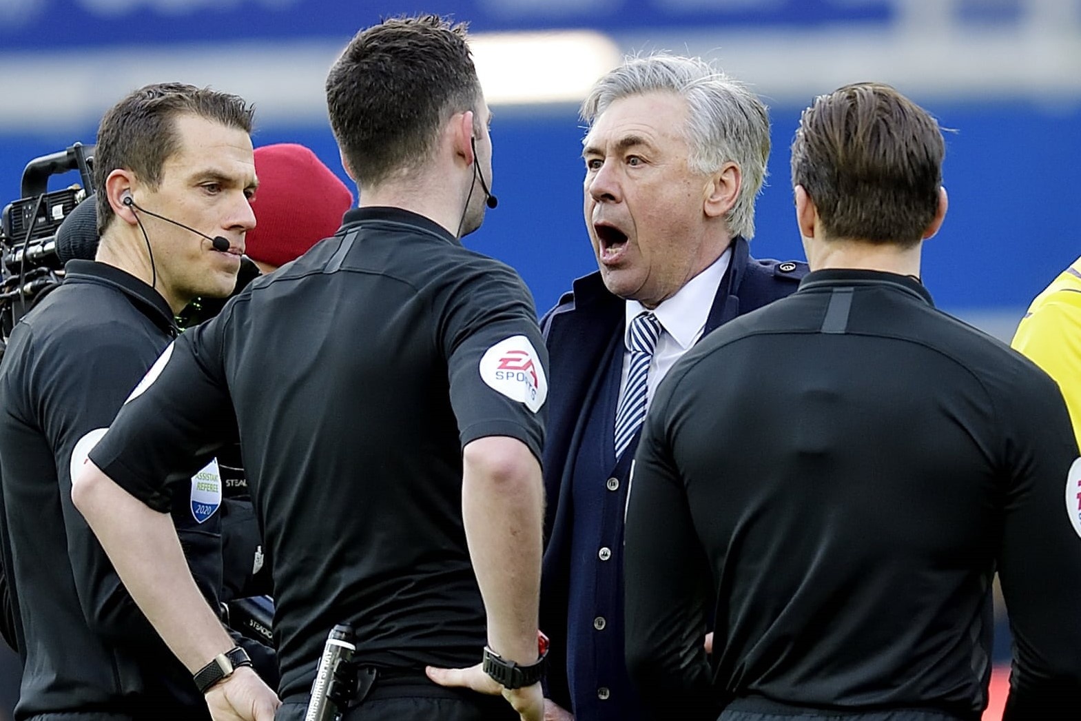 HLV Ancelotti bi phat nang vi nhan the do tran Everton hoa MU hinh anh