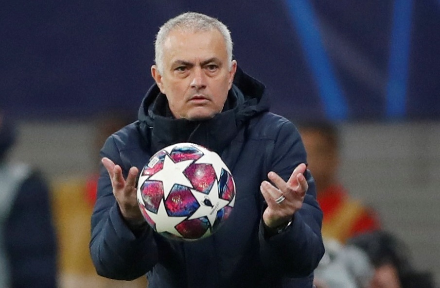Thay tro Mourinho bi loai khoi Champions League sau tran thua 0-3 hinh anh