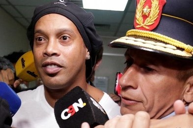 Ronaldinho tiep tuc o lai trong tu hinh anh