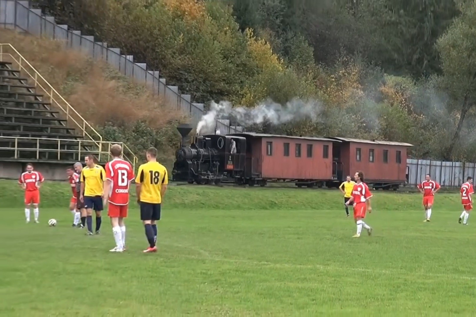 San van dong ky la nhat the gioi khi co tau hoa chay qua hinh anh