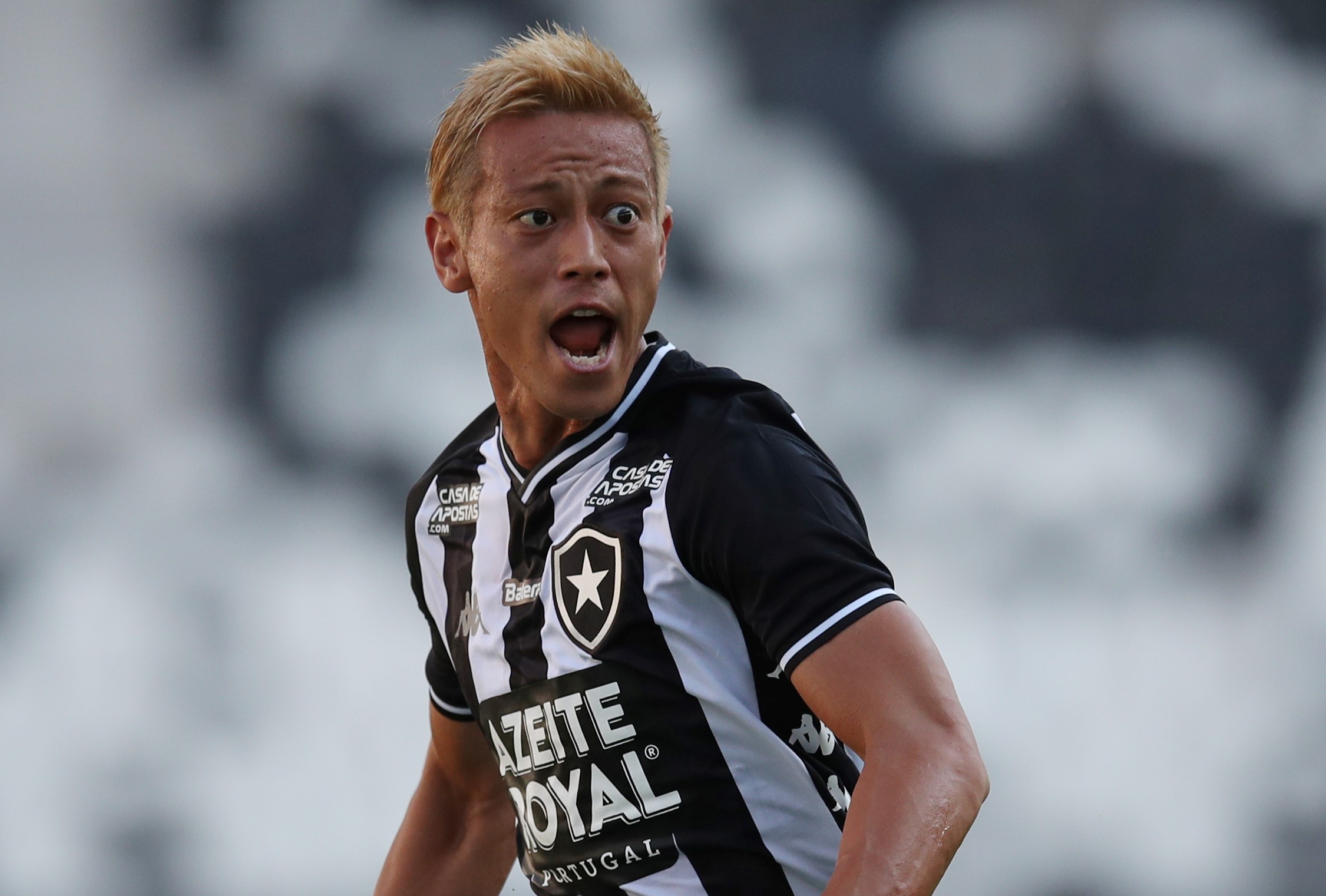 Keisuke Honda ghi ban trong tran ra mat doi bong Brazil hinh anh