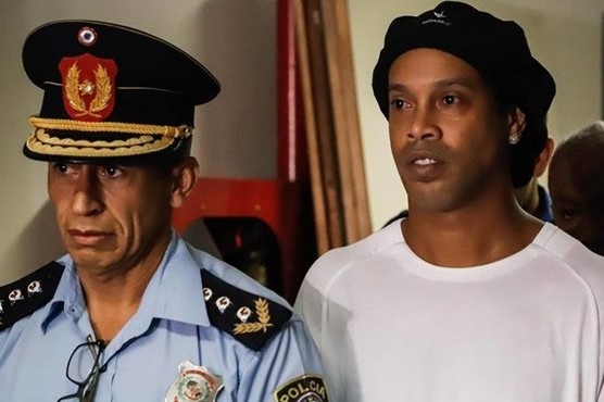 Cuoc dieu tra Ronaldinho nong len vi nghi an rua tien hinh anh