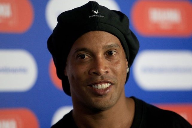 Ban be to chuc sinh nhat cho Ronaldinho trong tu hinh anh