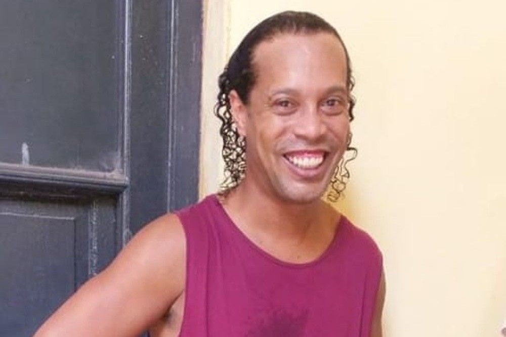 Ronaldinho duoc cham soc khi o tu hinh anh