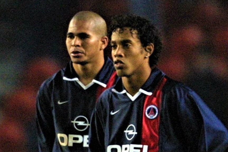 Cuu cau thu Brazil: 'Khong nen quay lung voi Ronaldinho' hinh anh