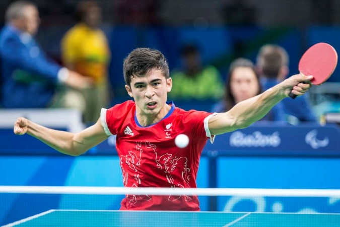 tay vot lam bac si chong dich anh 1