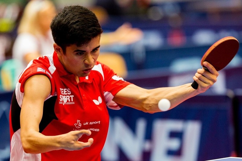 Tay vot khuyet tat tro thanh bac si tuyen dau chong dich hinh anh