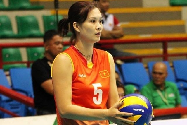 Cuu hoa khoi bong chuyen Kim Hue tap voi cac hoc tro hinh anh