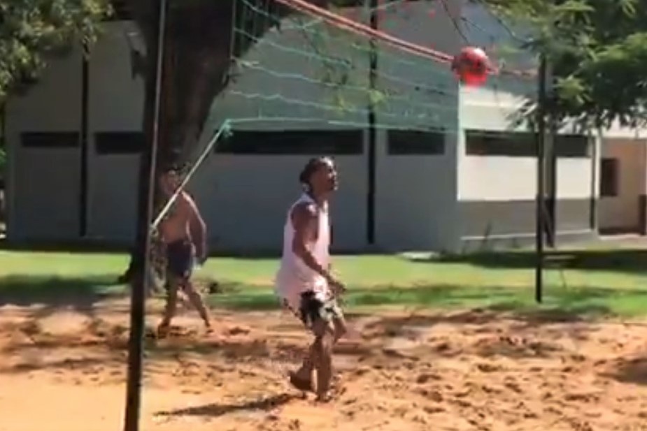 Ronaldinho choi bong theo cach moi me trong nha tu hinh anh