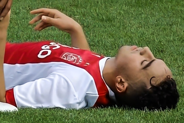 Ajax huy hop dong voi cau thu dang song thuc vat hinh anh