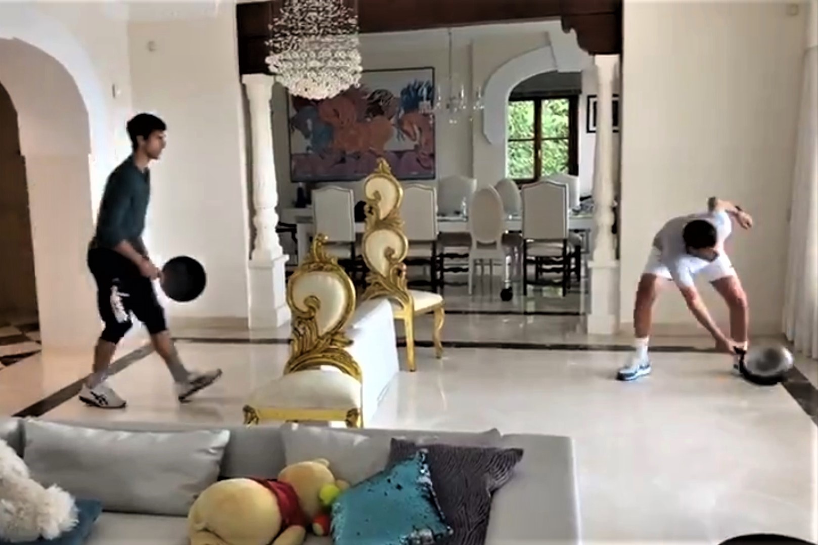 Djokovic choi bong bang chao hinh anh