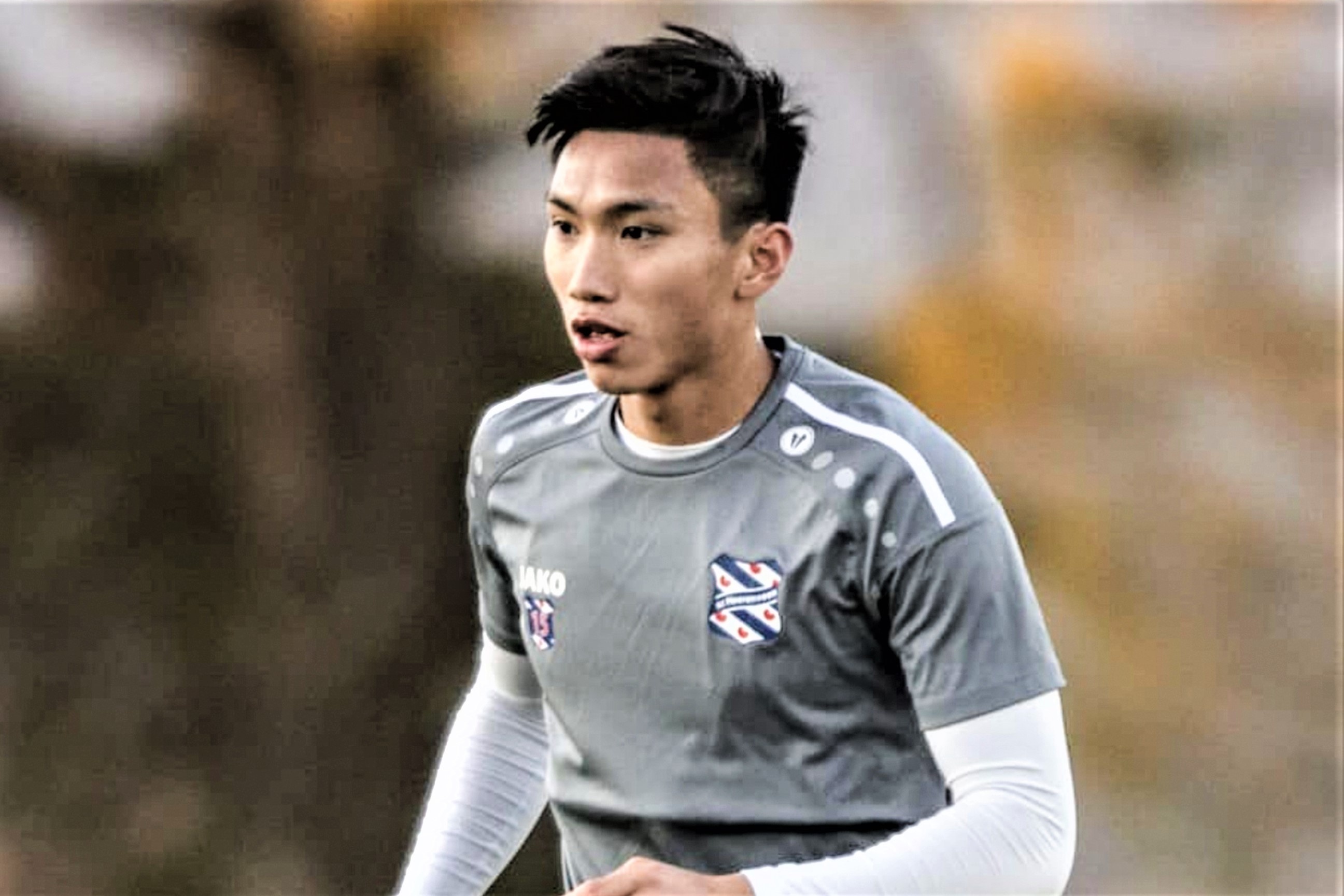 Van Hau giu khoang cach voi dong doi khi tap luyen hinh anh