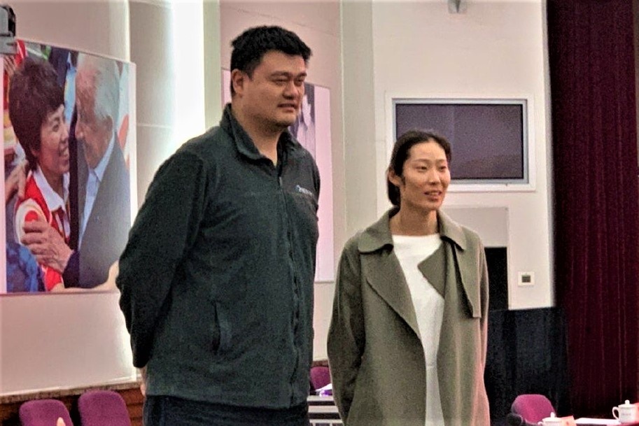 Zhu Ting nho be truoc Yao Ming anh 1