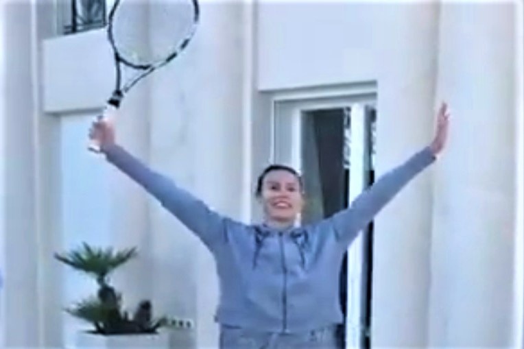 Hon 2 trieu luot xem Nadal va em gai choi quan vot hinh anh