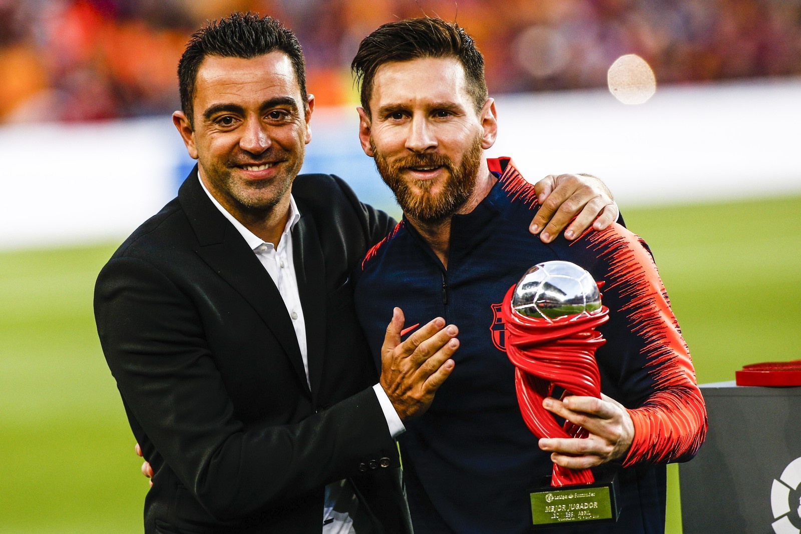Xavi: 'Ronaldinho giup Messi tro thanh nguoi gioi nhat' hinh anh