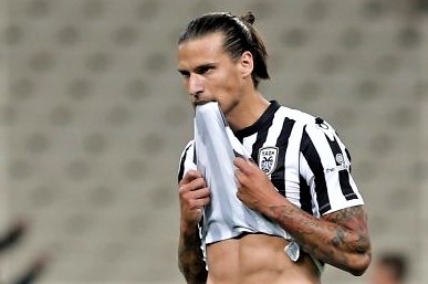 Tuyen thu Serbia bi bat vi di choi dem hinh anh