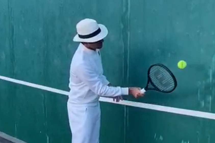 Hon 1 trieu luot xem Federer solo voi trai bong tennis hinh anh