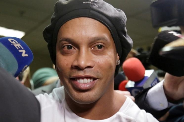 Ronaldinho vui ve ky tang nguoi ham mo khi roi nha tu hinh anh