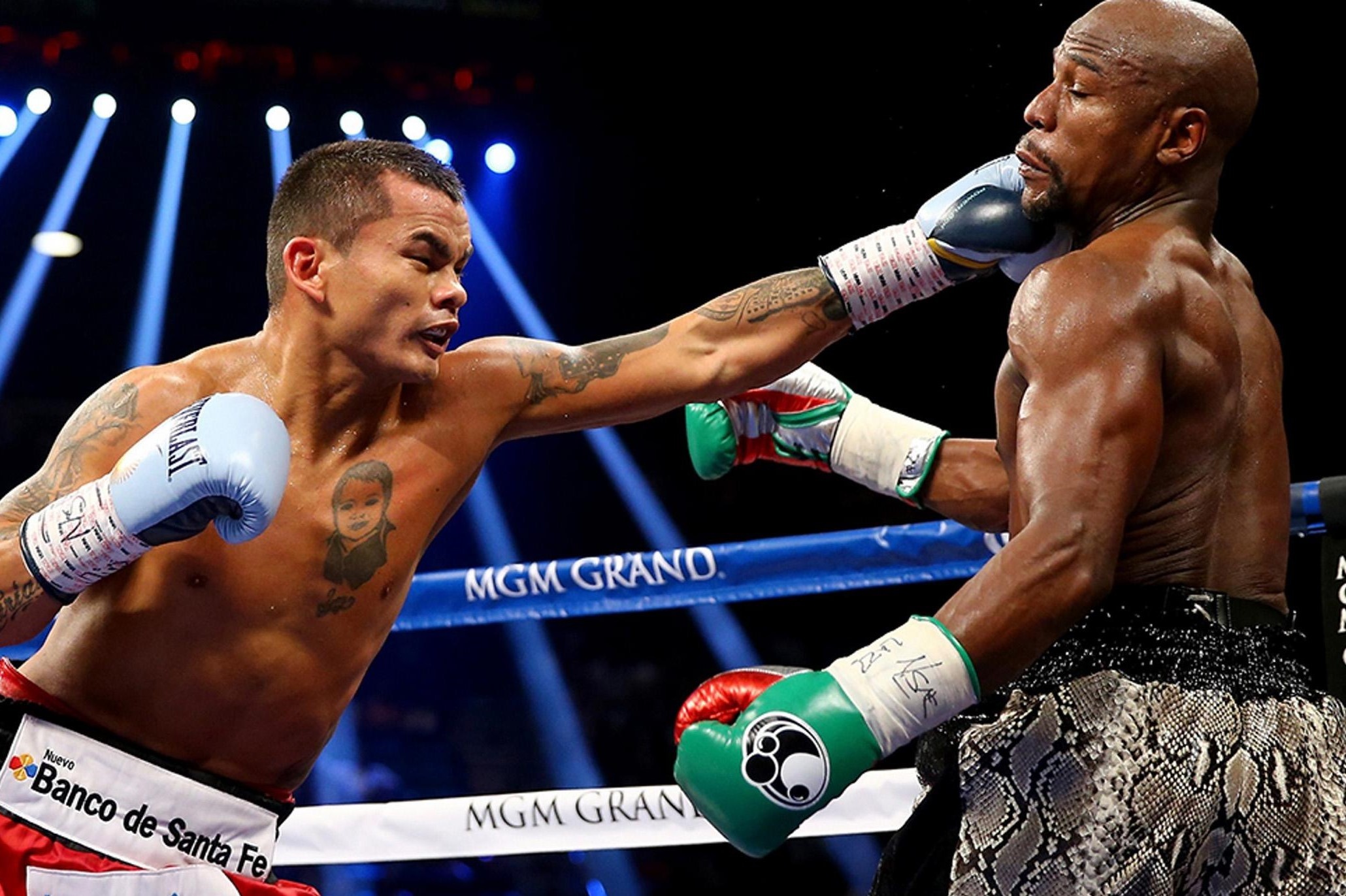 Maidana tiet lo ve chiec rang gay cua Mayweather hinh anh