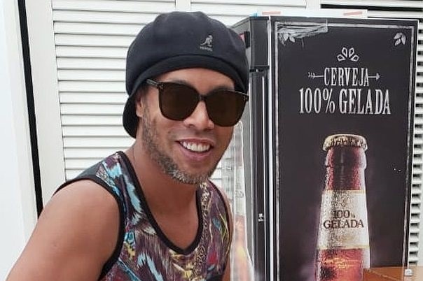 Cuoc song xa hoa cua Ronaldinho sau khi roi nha tu hinh anh